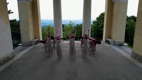 Hermoso espectáculo de danza interpretativa a cargo de bailarines profesionales en la naturaleza de un templo
