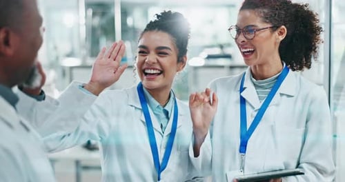 Pessoas, cientistas e felizes com o high five no laboratório em tablet para pesquisas médicas com trabalho em equipe