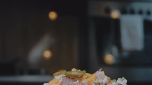 Ensalada de papas y pimientos jalapeños con tocino, comida al estilo retro de los años 20