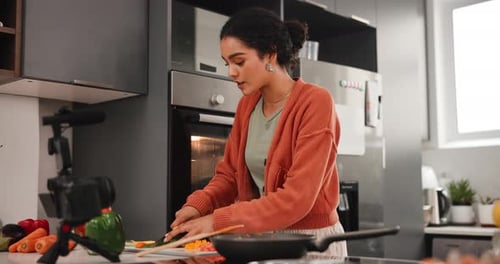 Mujer, cocinando y hablando con grabación de vídeo para tutorial o verdura para redes sociales