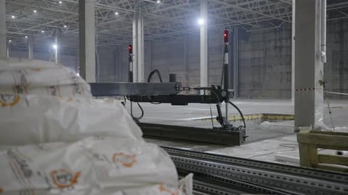 Un entrepôt industriel bien structuré équipé d'équipements automatisés et de divers matériaux
