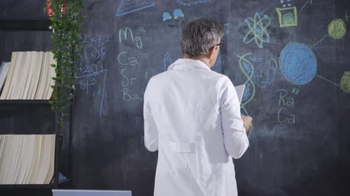 Wissenschaftler, der den Atomkern nachdenklich betrachtet.