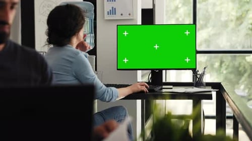 Femme d'affaires examinant un écran vert