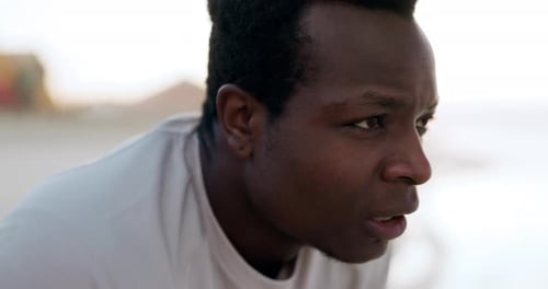 Laufender, atmender und müder Mann am Strand für Fitness, körperliche Herausforderung und Cardio-Pause