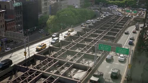 Eine Stadtautobahn voller Autos und Busse während der Hauptverkehrszeit, die die Hektik des Stadtlebens widerspiegelt