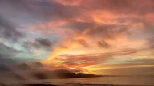 Coucher de
soleil sur l'océan. Des couches de nuages colorés se déplaçant au-dessus de la baie de Monterey, en Californie (États-Unis).