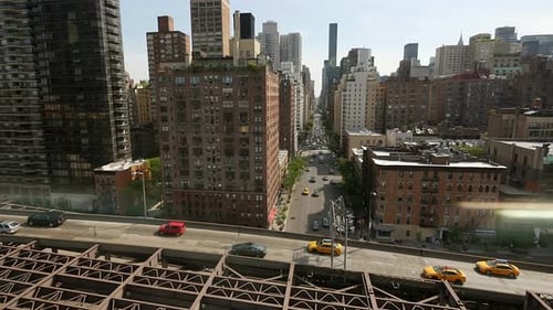 Genießen Sie den atemberaubenden Blick auf das Stadtbild auf urbane Wolkenkratzer und belebte Straßen voller Verkehr