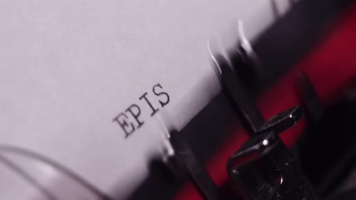 Épisode 7, Dactylographie sur du papier blanc avec une machine à écrire vintage, écriture d'un script, gros plan