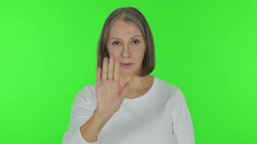 Stop Please von Casual Old Woman auf grünem Hintergrund, Portrait
