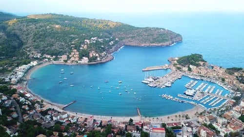 Panorama-Luftaufnahme der Bucht von Port de Soller, Mallorca, Spanien
