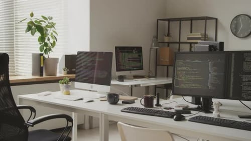 Interior minimalista de la oficina de ingenieros de software