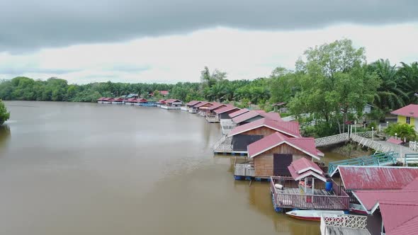Zumbido aérea de una villa cerca del río en Rompin Pahang, Malasia ...