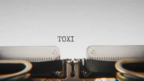 Alte mechanische Schreibmaschine, die Giftmüll in Nahaufnahme tippt.