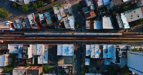 Tagsüber fährt der Zug durch die Stadtlandschaft. Drohnenaufnahmen über der Stadtkulisse von New York