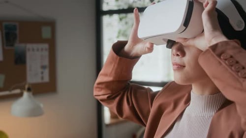 Junge Frau testet Virtual-Reality-Software im Büro