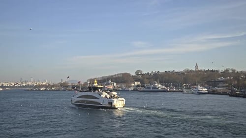 Blick auf die historische Halbinsel und den Bosporus von der Istanbuler Eminönü-Galata-Brücke