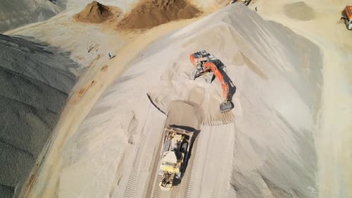 Luftaufnahme eines Baggers und eines Bulldozers Ein Haufen Sand, schwere Maschinen