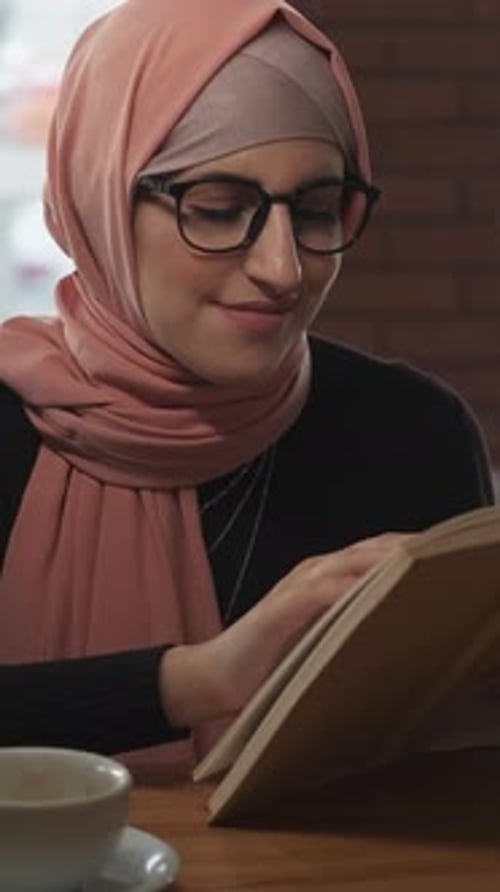 Libro de lectura de Vertical Cafe Enjoing Woman Hijab