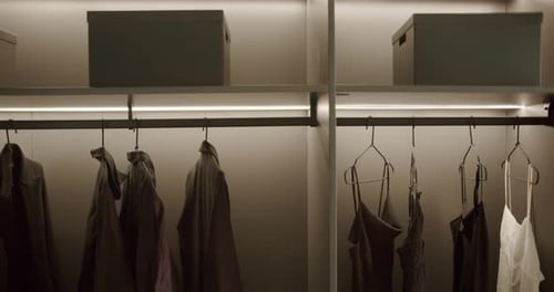 Armoire de plain-pied minimaliste moderne avec vêtements suspendus et éclairage doux