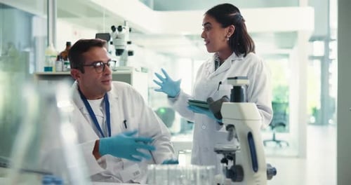 Debate, tableta y equipo de científicos en el laboratorio para la investigación farmacéutica