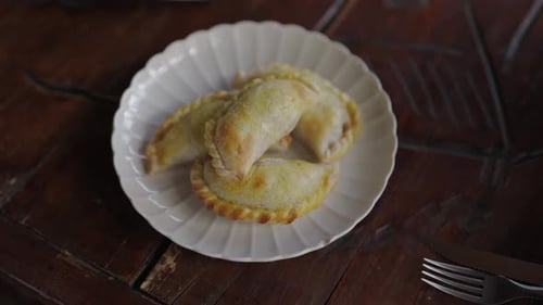 Gros plan d'empanadas argentines traditionnelles sur une assiette