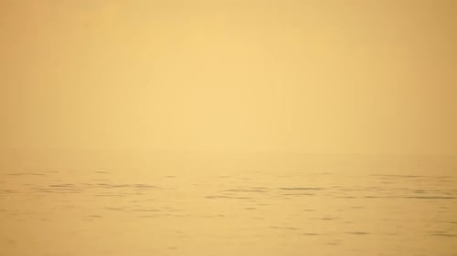 Vue à faible angle de la surface de l'eau de mer sur l'eau de mer azur claire, l'éblouissement du soleil, l'océan d'été nautique abstrait