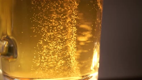 Closeup de uma caneca de cerveja cheia de cerveja espumante borbulhante. Deliciosa bebida alcoólica da
Baviera