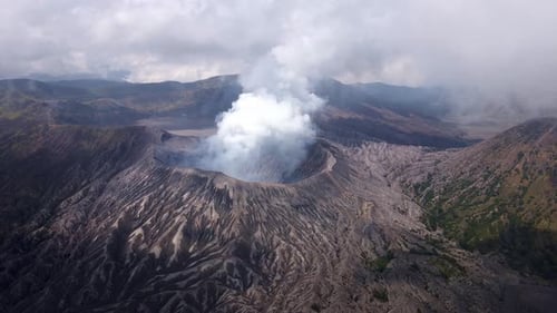 Bewundern Sie die atemberaubende vulkanische Aktivität von Bromo, Indonesien. Erleben Sie atemberaubende Eruptionen
und Billo