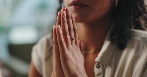 Manos, oración y una mujer con fe en su hogar para el culto, la religión o el bienestar espiritual