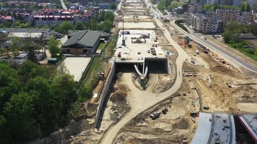 Travaux de construction d'autoroutes. A Des ouvriers du bâtiment travaillent dans la zone. Site de développement. Varsovie,