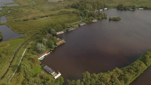 Vista aérea del lago con casas flotantes en la campiña holandesa, Países Bajos