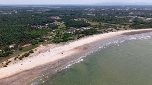 Vista aérea mostra uma ampla praia de areia