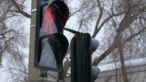 Semáforo muda de cor em Big City Crossroad Os postes regulam o tráfego na Megapolis Highway