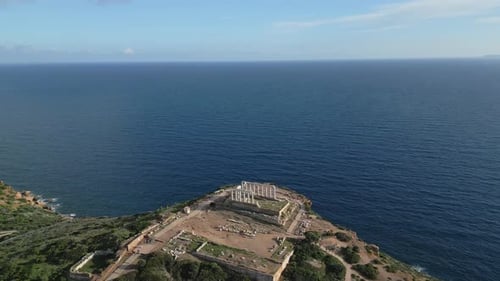 Vue aérienne du temple de Poséidon au cap Sounio dans la lumière de l'après-midi