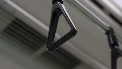 Poignée suspendue à l'intérieur du wagon de métro de Tokyo, Japon