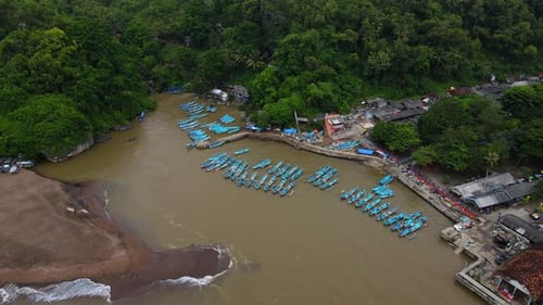 Luftaufnahme von blauen Fischerbooten, die im tropischen Hafen angedockt sind