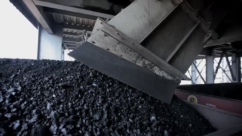 Kohlefabrik verarscht Industrierohstoff im Zug Weitwinkelaufnahme