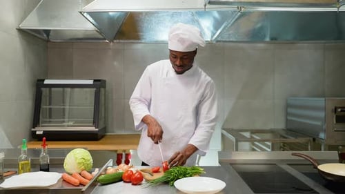 Concepto de cocina de chef cortando verduras y cocinando alimentos en un restaurante