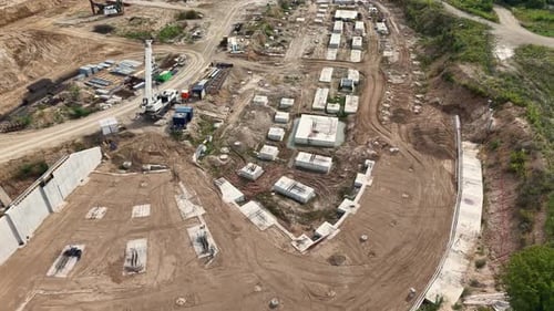 Zumbido sobrevuelo de la obra de construcción del estadio nacional de Vilna con foso de excavación, cimientos,