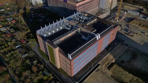 Dach des Rechenzentrums mit Kühlgeräten und Sonnenkollektoren. Majestätische Luftbilddrohne