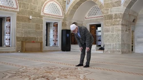 Mann betet in der Moschee