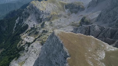Panorama aérien des randonneurs au sommet de la montagne