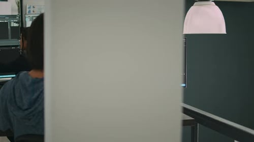 Asiatischer Systemingenieur arbeitet mit HTML-Skript auf dem Computerbildschirm