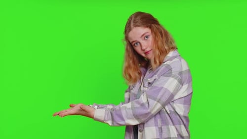 Mujer levantando la mano preguntando por qué la razón del fracaso Anti Lifehacks ridiculiza la incredulidad e irritación