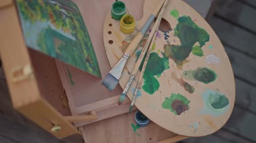 Arbeitsbereich zum Malen mit Pinsel, kreativer Kunstbereich, in dem die verwendeten Werkzeuge angezeigt werden, Detailansicht des Gemäldes