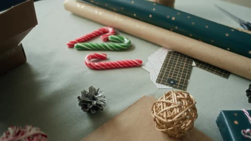 Caja de regalo de Navidad con cinta junto a un bastón de caramelo sobre la mesa