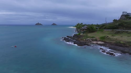 Vue aérienne de la côte d'Oahu avec les îles Mokulua au loin