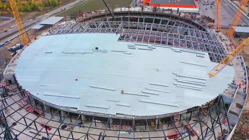 Montaje del techo del estadio con grúas Yellow Tower en la ciudad