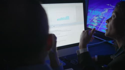 Die Zusammenarbeit bei Datenanalyse und Programmierung kann in einer dunklen Umgebung eine Herausforderung sein