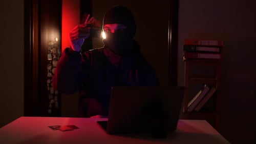 Hacker roubando dinheiro do cartão de crédito